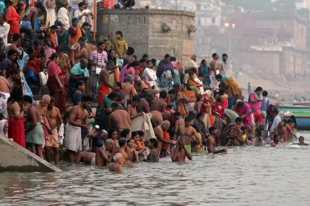 Река ганг фото Более 490 работ на тему "Indian Women Bathing Holy Ganges River": стоковые фото,