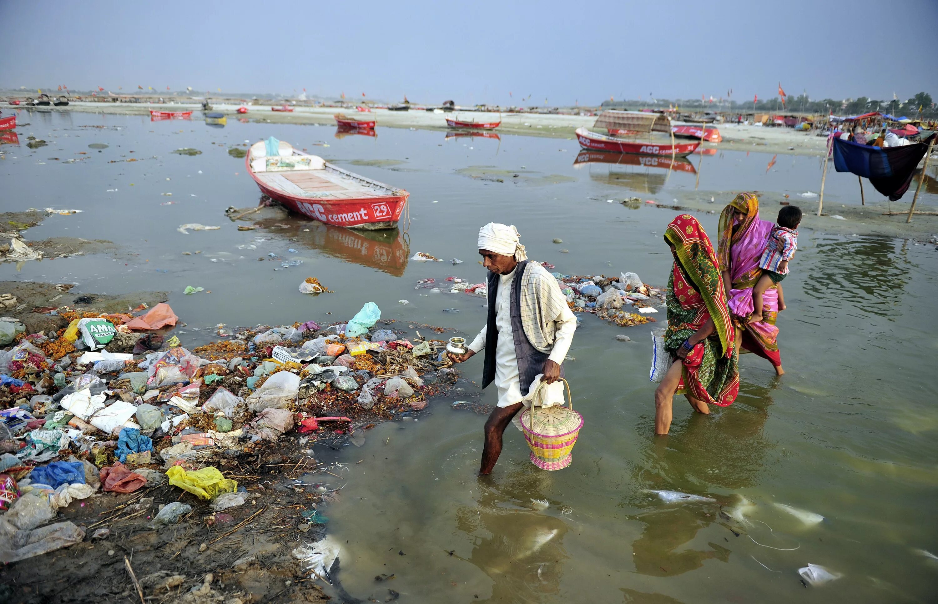 Река ганг фото Sacred River Terribly Polluted (PHOTOS) The Weather Channel