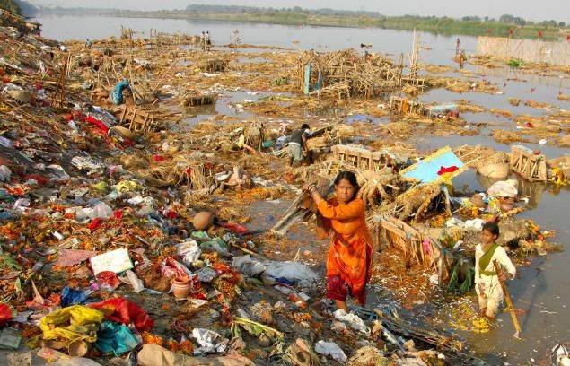 Река ганг самая грязная фото Yamuna being cleaned of Puja residues