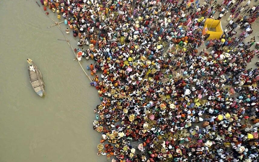 Река ганг самая грязная фото In pictures: the Hindu festival of Chhath Puja Hindu festivals, Hindu rituals, F