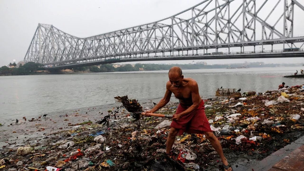 Река ганг самая грязная фото Top 10 Most Polluted Rivers In the World Pastimers - YouTube