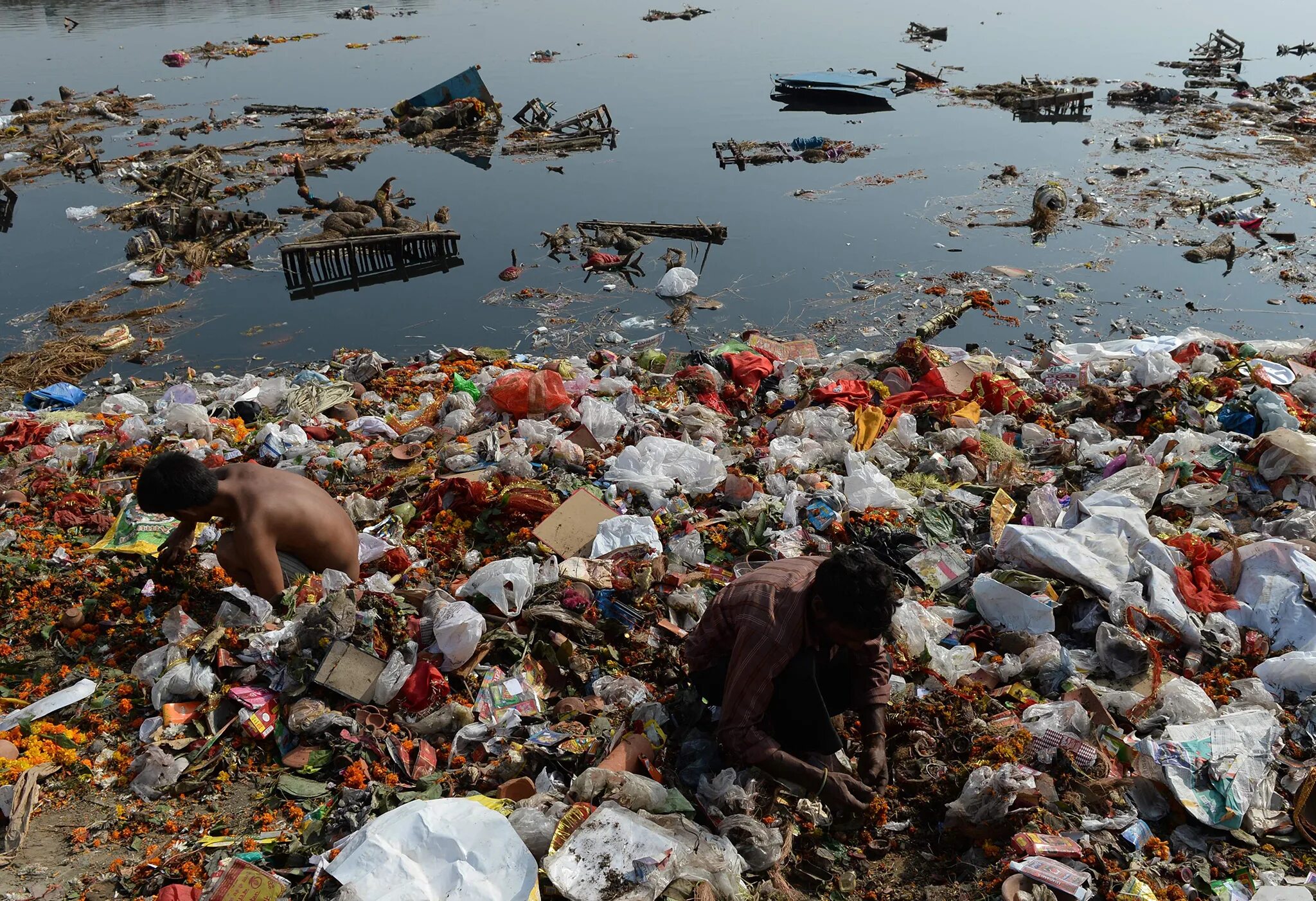 Река ганг самая грязная фото Scavenging in New Delhi