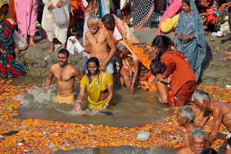 Река ганг в индии фото Hindu Devotees Come To Confluence of the Ganges River for Holy Dip during the Fe