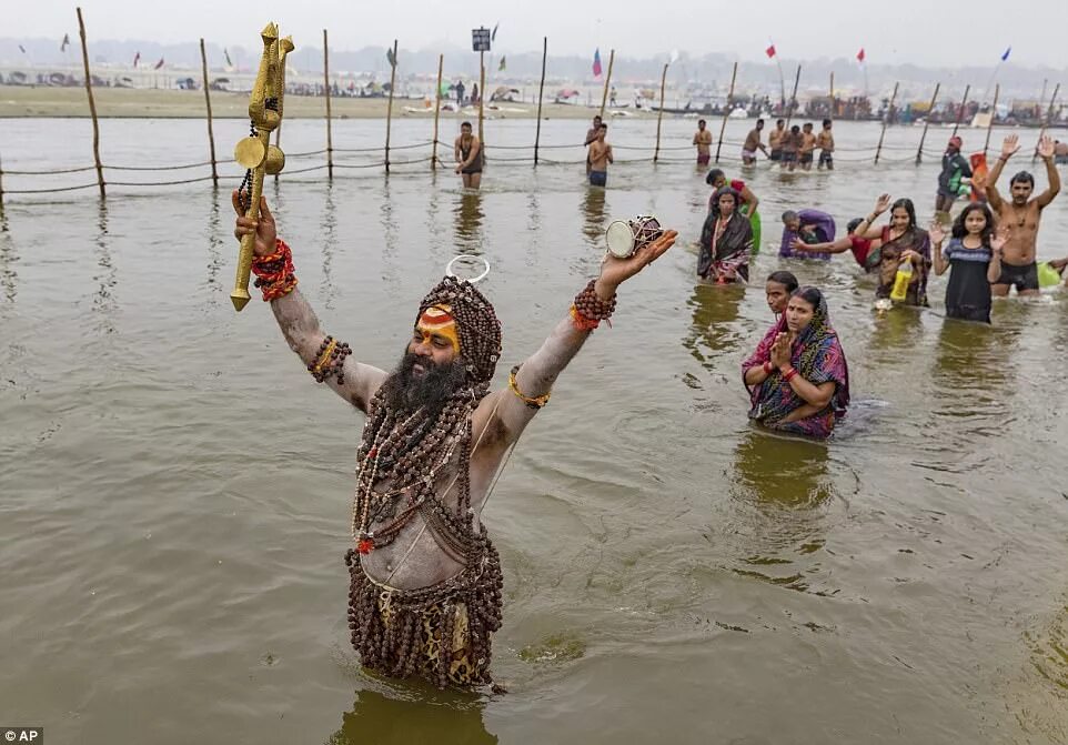 Река ганг в индии фото Hindu holy man pulls van along with his penis in India Daily Mail Online