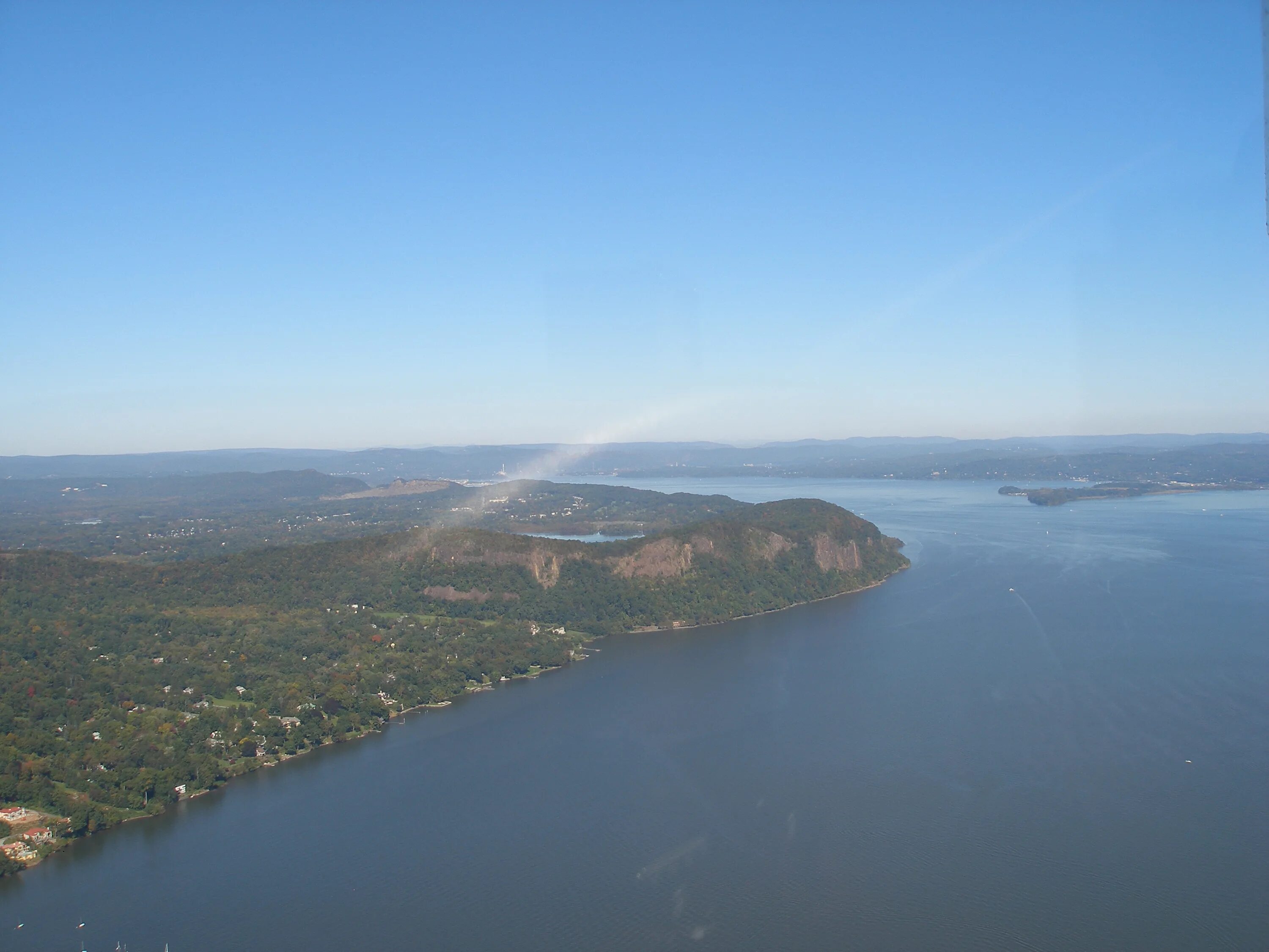 Река гудзон фото File:The Hudson River with a view north , Upper Nyack, New York, USA October 200