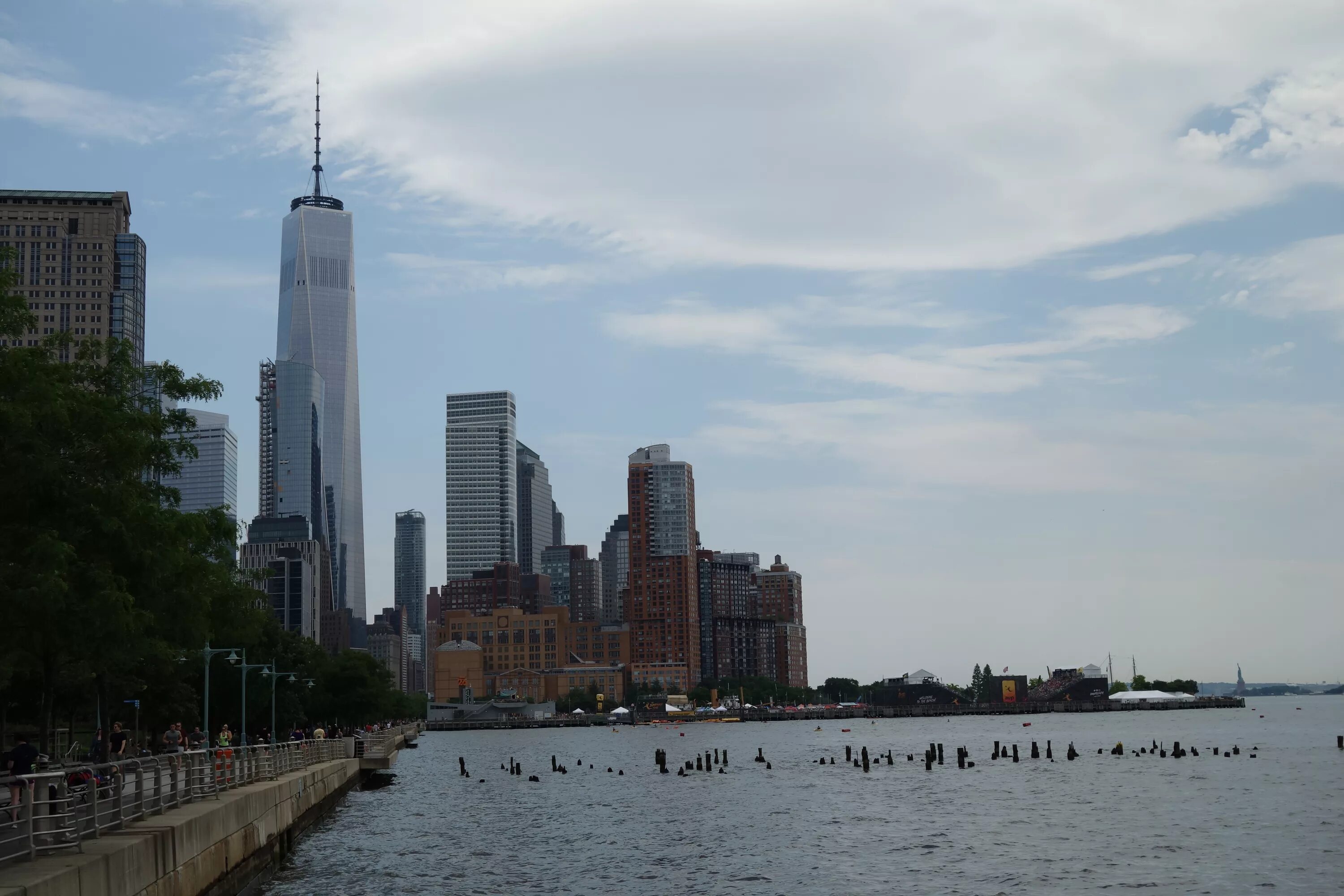 Река гудзон фото File:Hudson River Park td (2018-06-09) 25 - Battery Park City Skyline.jpg - Wiki