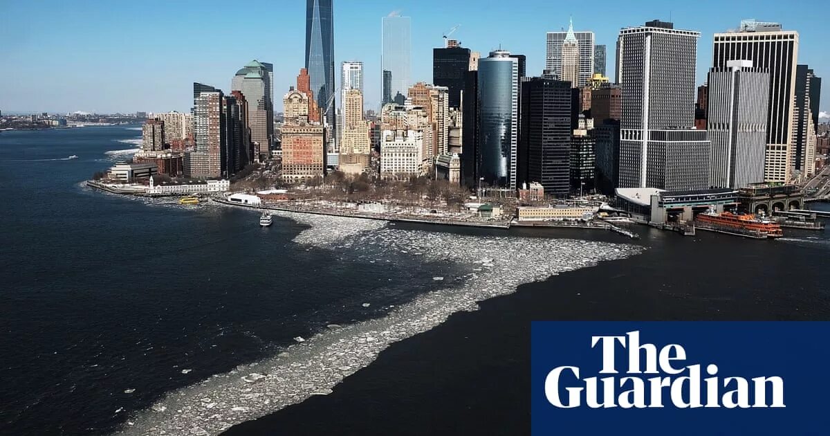 Река гудзон фото Hudson River is frozen as photos show New York in deep freeze - in pictures US n