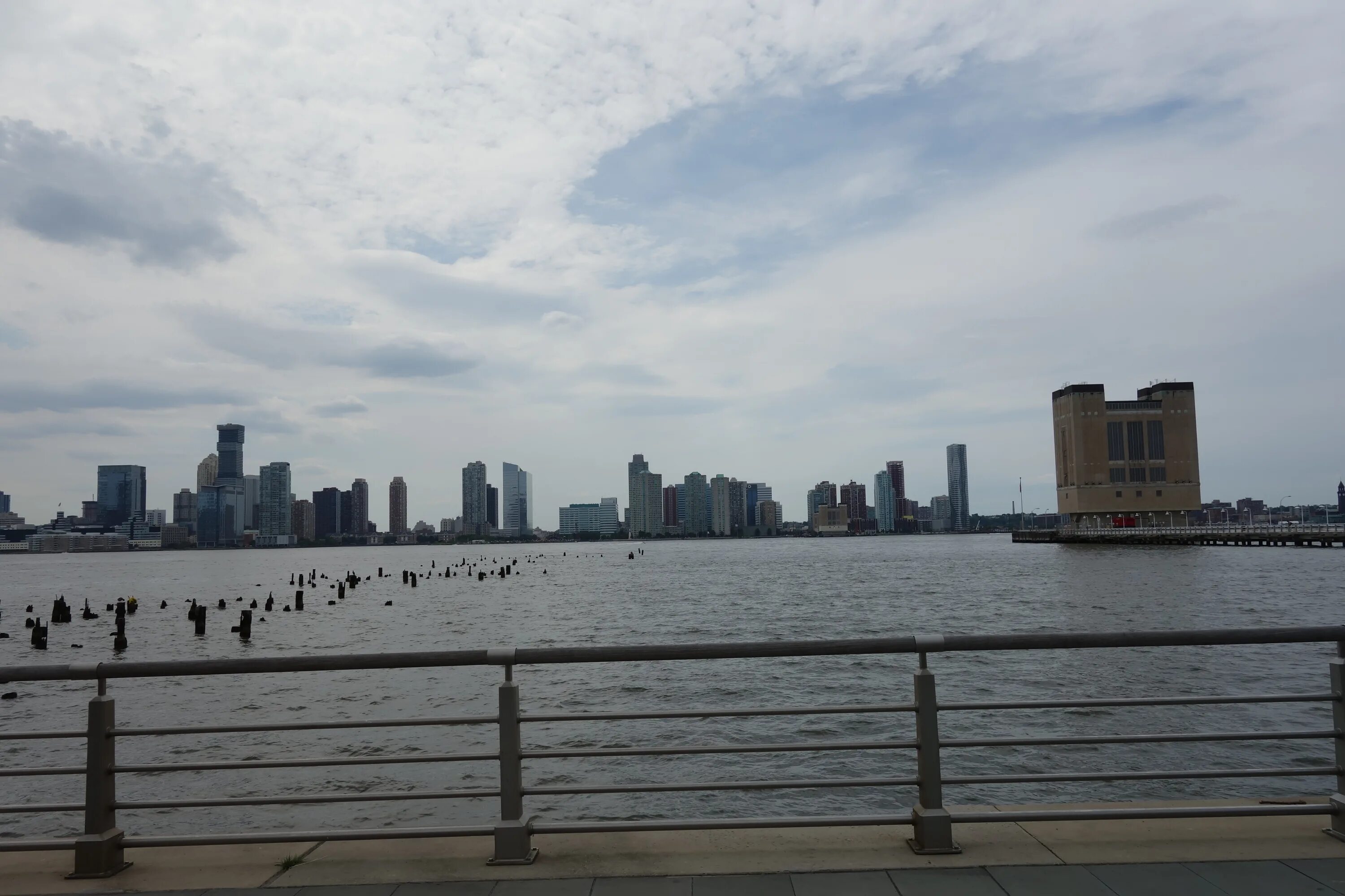 Река гудзон фото File:Hudson River Park td (2018-06-09) 39 - Jersey City.jpg - Wikimedia Commons