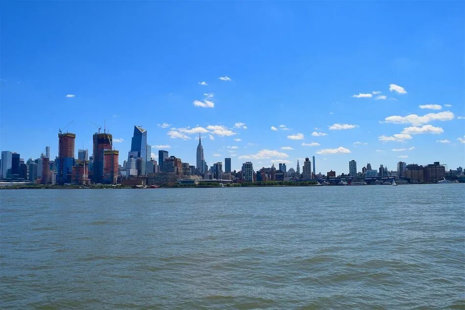 Река гудзон фото Shore of the Hudson River in New York, USA, under the blue sky with clouds free 