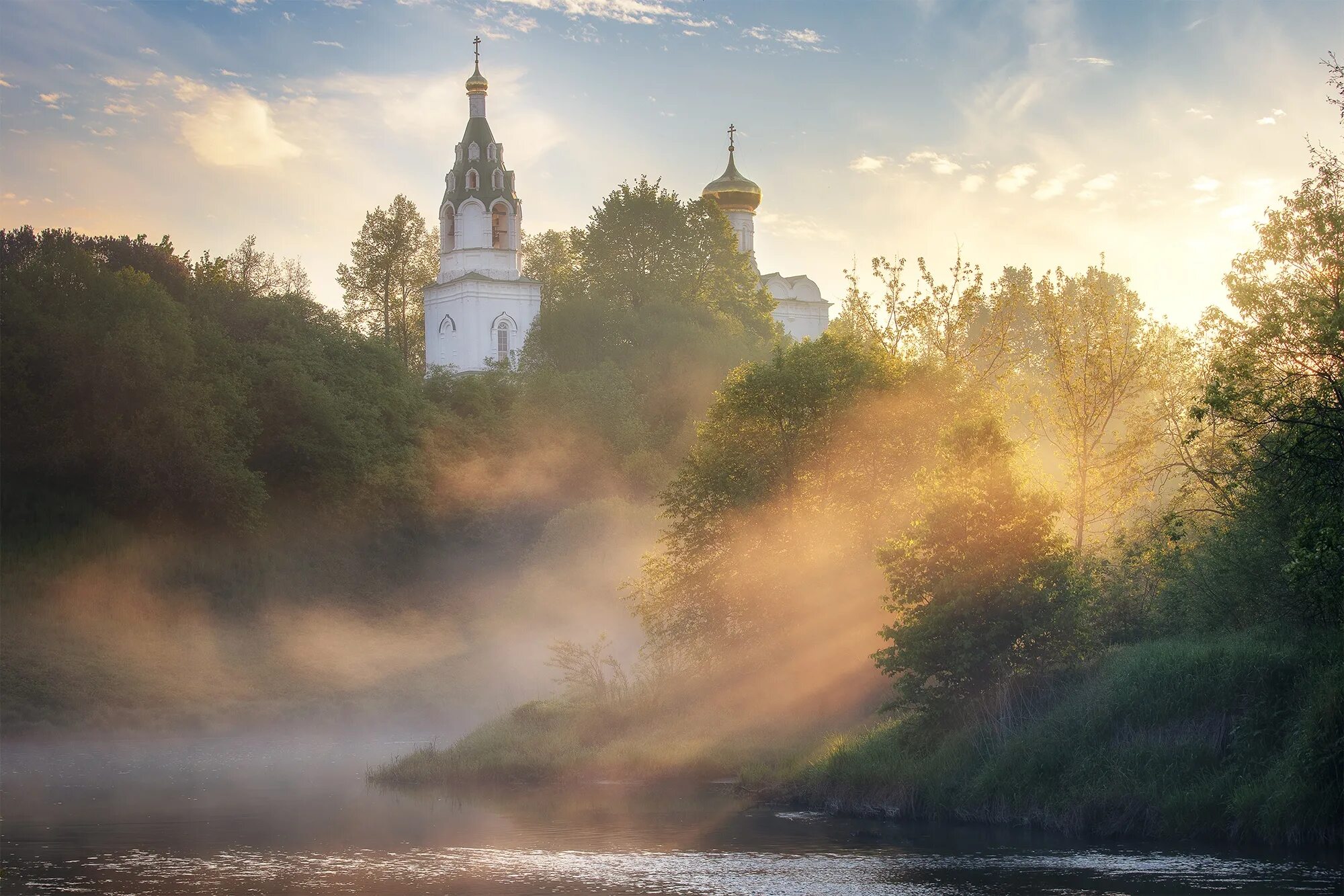 Река храм фото Снова, как и в годы гонений на РПЦ в 20-40-е годы прошлого века, перед священнон