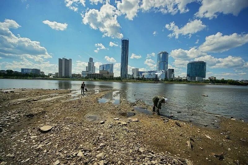 Река исеть екатеринбург фото Можно узнать по оснащению бензопилами: набережную Исети в Екатеринбурге очистят 