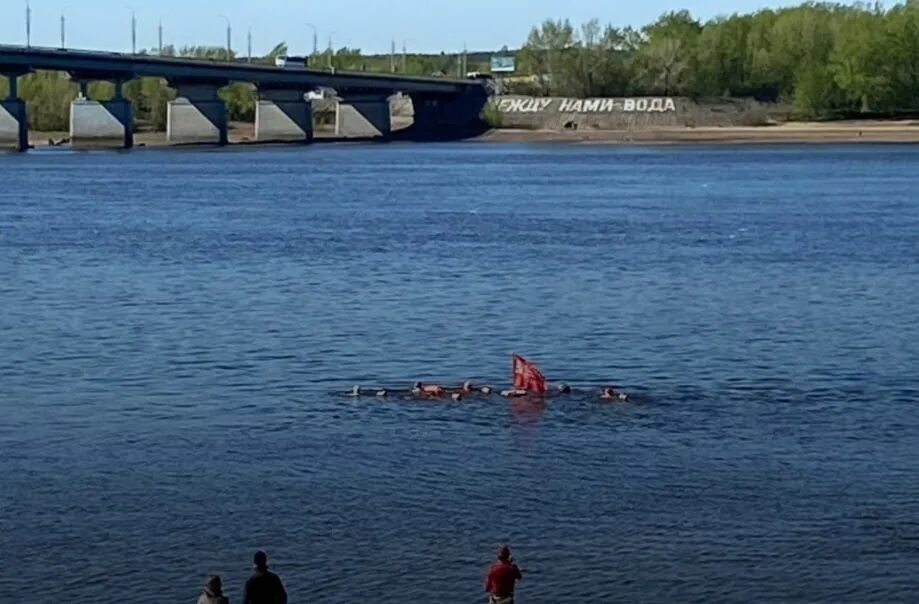 Река кама фото пермь Пермяки переплыли Каму со Знаменем Победы Жители ЧП ДТП Пермь