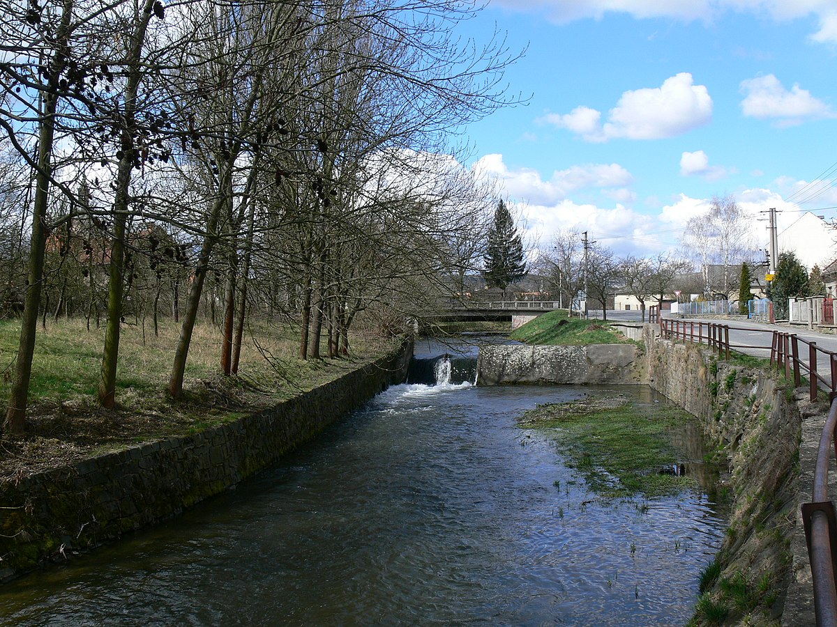 Река кашлагач фото File:169 Dědice, Závodí, řeka Haná, splav, most.JPG - Wikimedia Commons