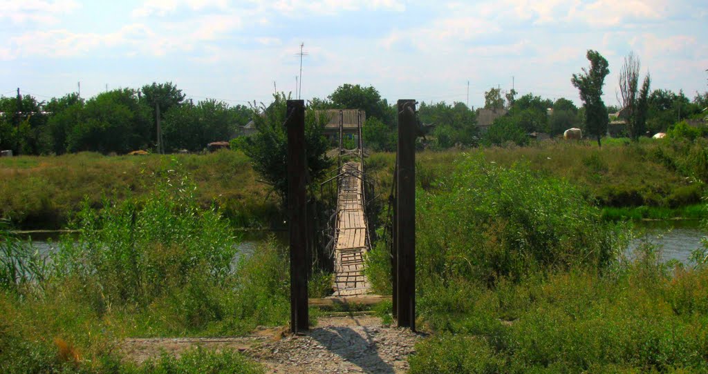 Река кашлагач фото Фото навесной мостик р.Кашлагач в городе Великая Новоселка