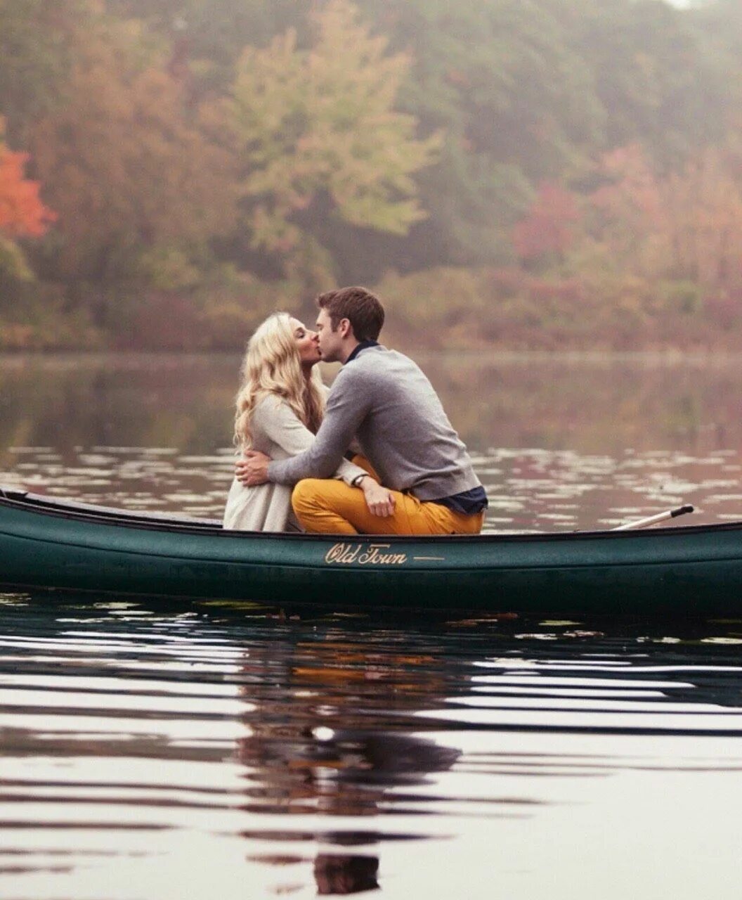 Река любви фото Pin on Kinfolk Engagement photos fall, Fall engagement pictures, Forest engageme