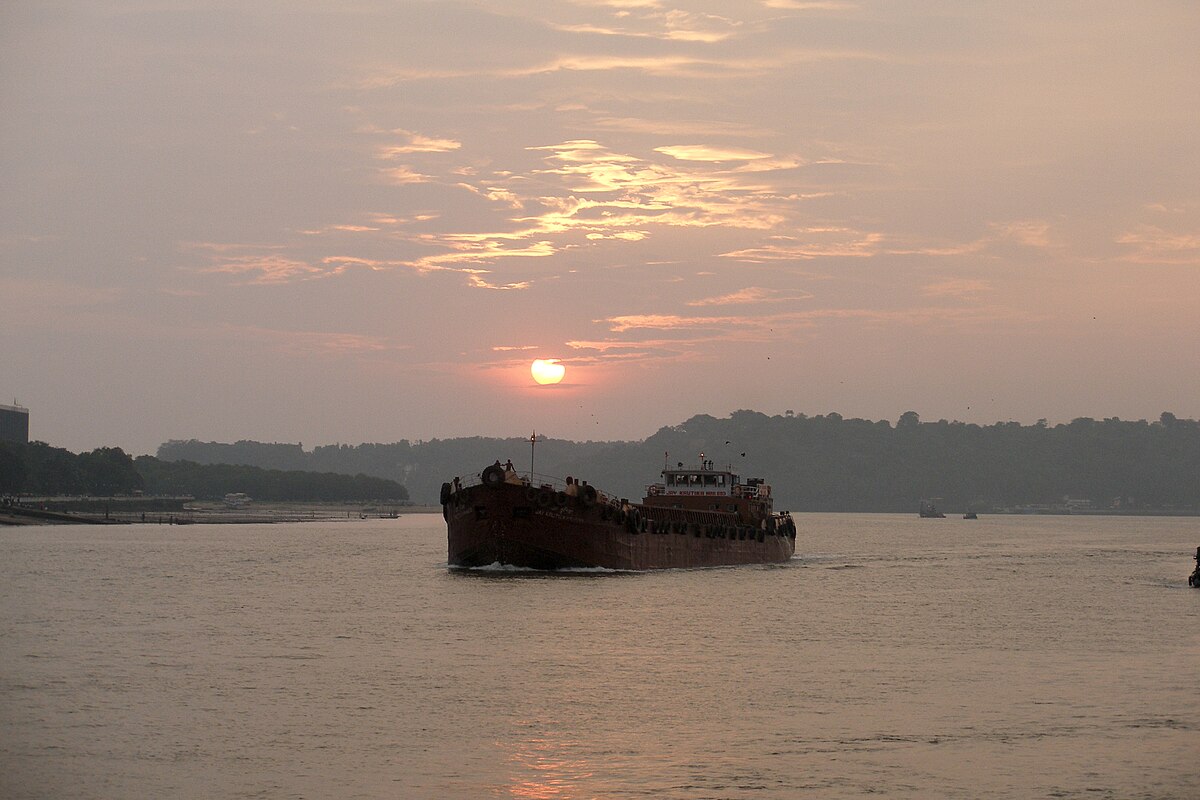 Река мандови фото Mandovi River - Wikipedia