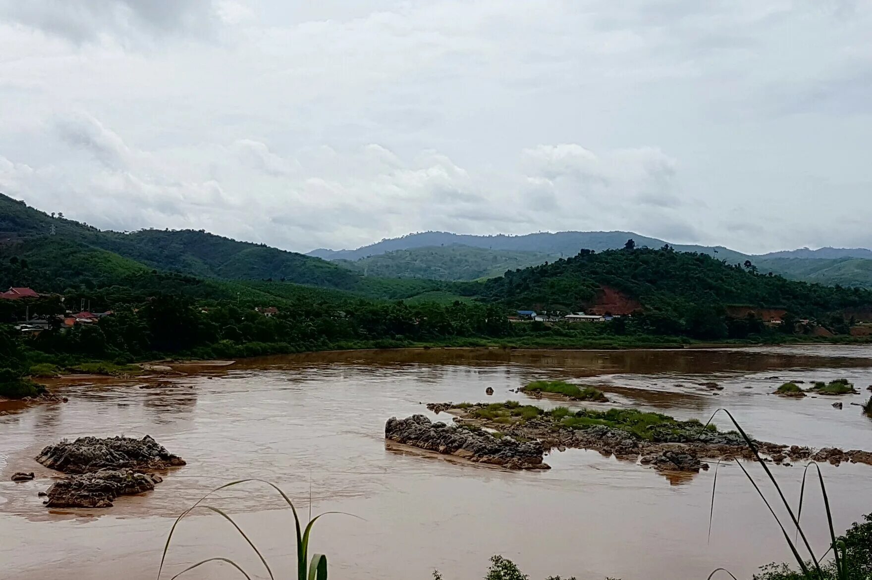 Река меконг фото China Reshapes The Vital Mekong River To Power Its Expansion