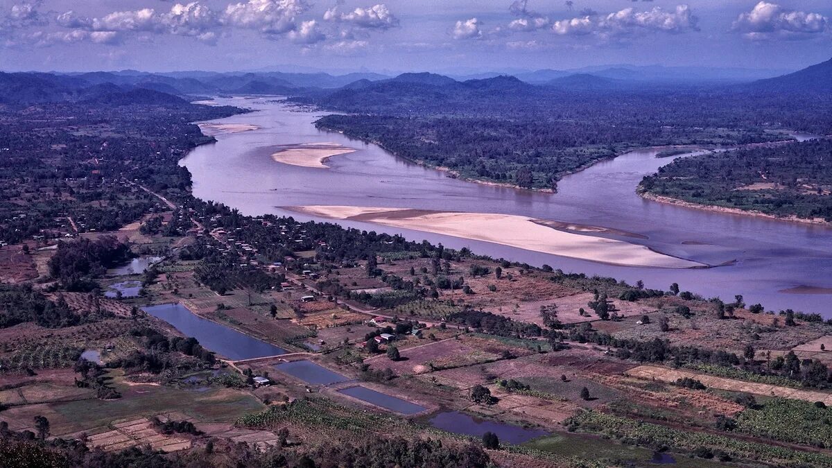 Река меконг фото Drought takes Mekong River to its lowest in 100 years, threatening food supply