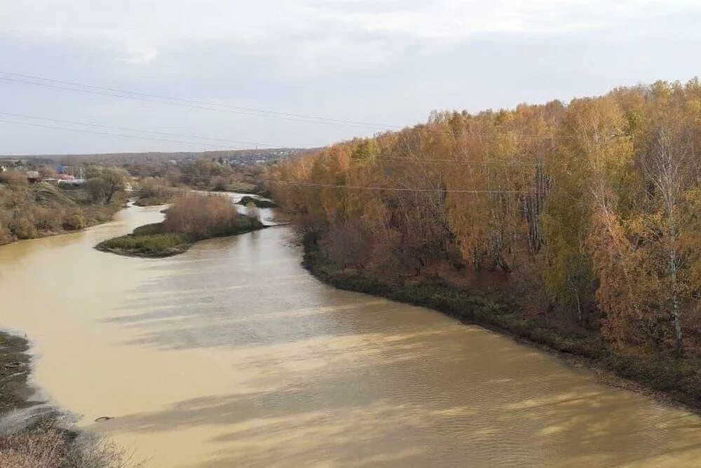 Река миасс фото Власти объяснили, почему река Миасс окрасилась в желтый цвет - Российская газета
