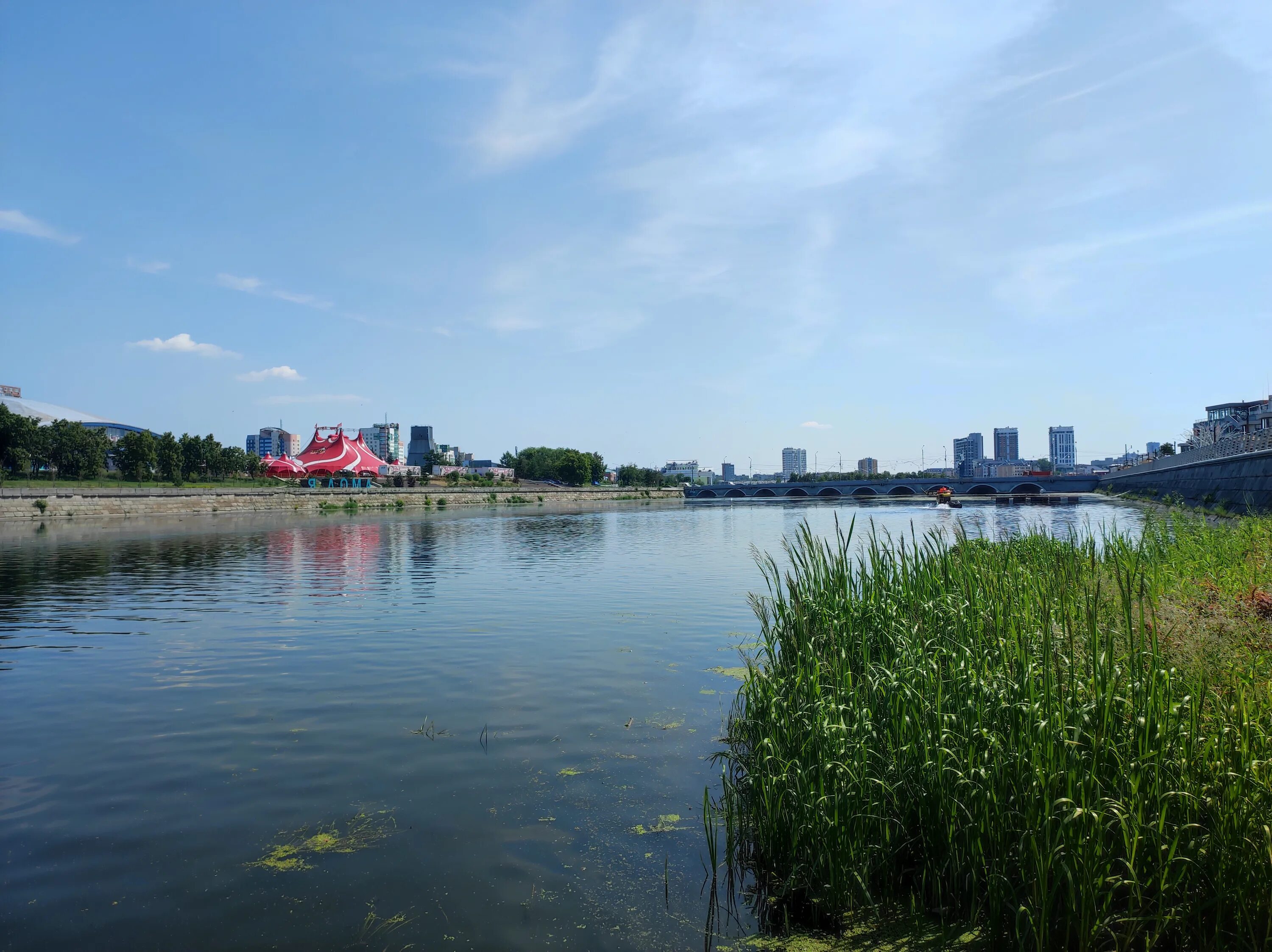 Река миасс фото К очистке реки Миасс в центре Челябинска приступили сразу несколько видов техник