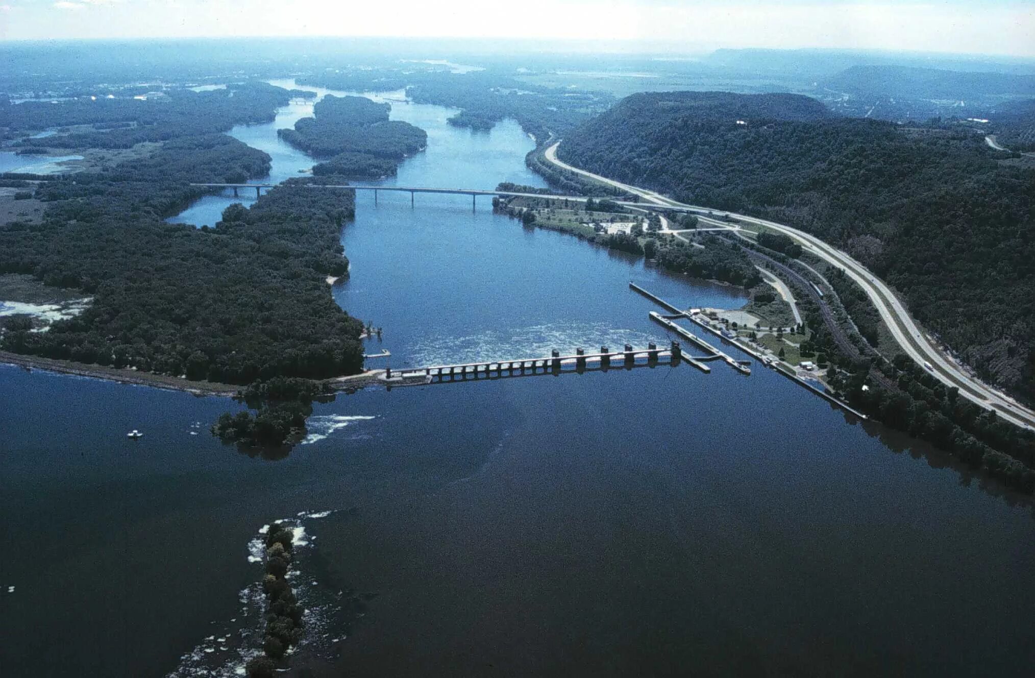 Река миссисипи фото File:Mississippi River Lock and Dam number 7.jpg - Wikipedia