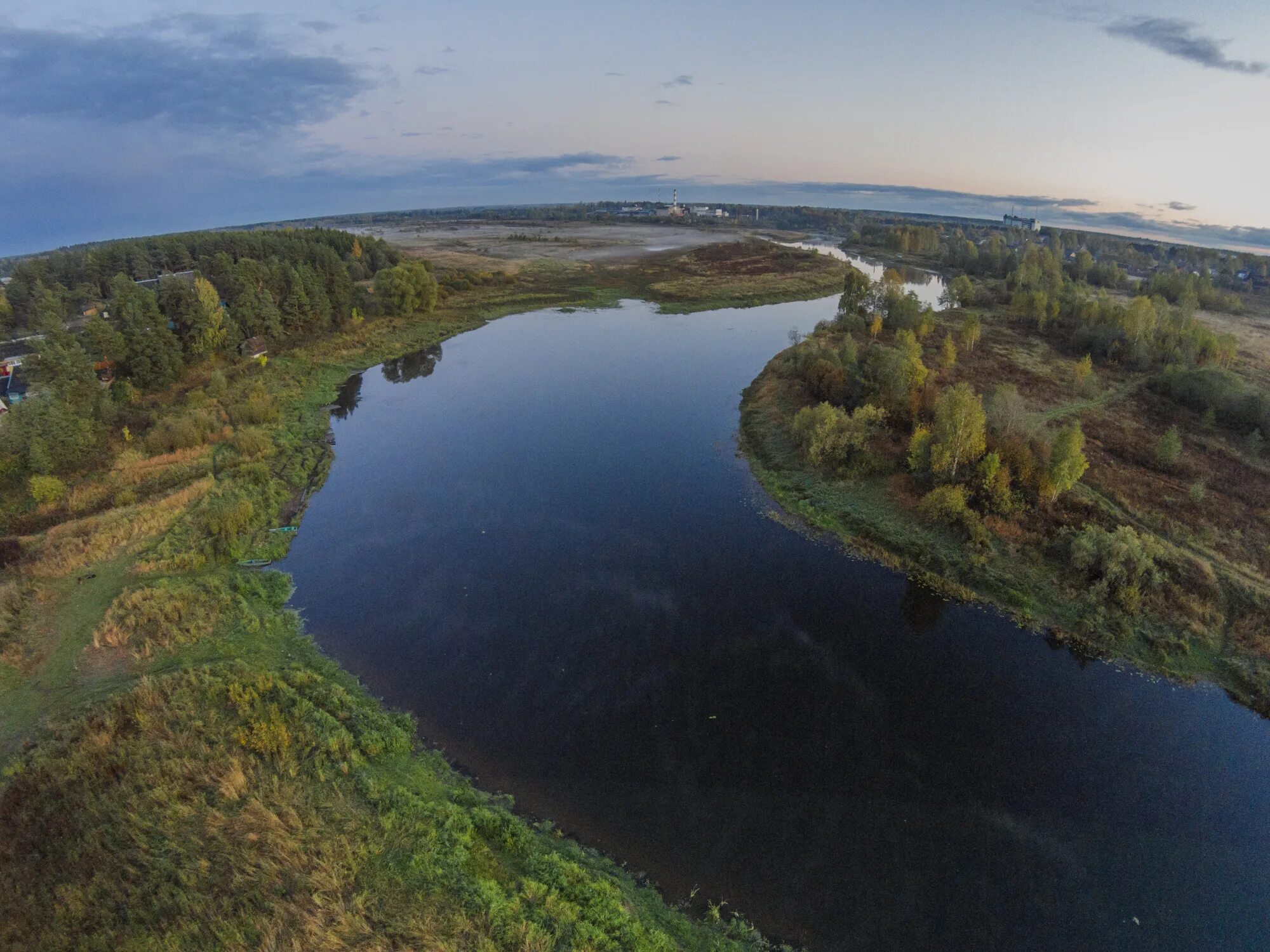 Река молога фото Autumn. River "Mologa" and the village "Factory". Tver region, Russia. - Drone P