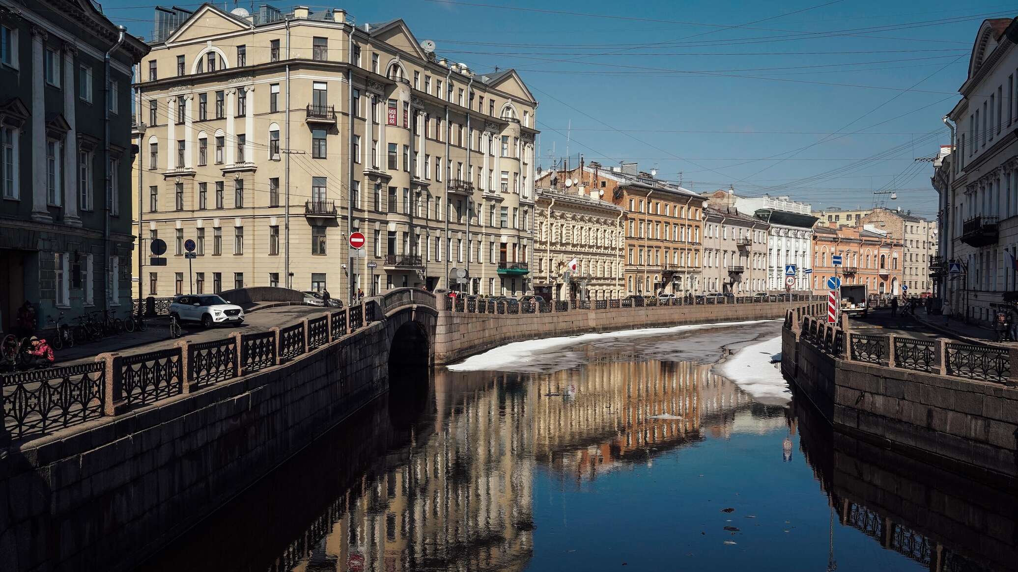 Река мойка фото В Санкт-Петербурге автобус упал в реку Мойку - что известно к этому часу