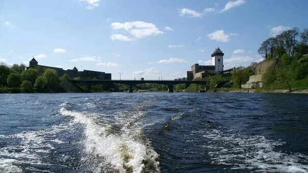 Река нарва фото Estonian border guards on Monday night caught 38-year-old Russian who swam on a 