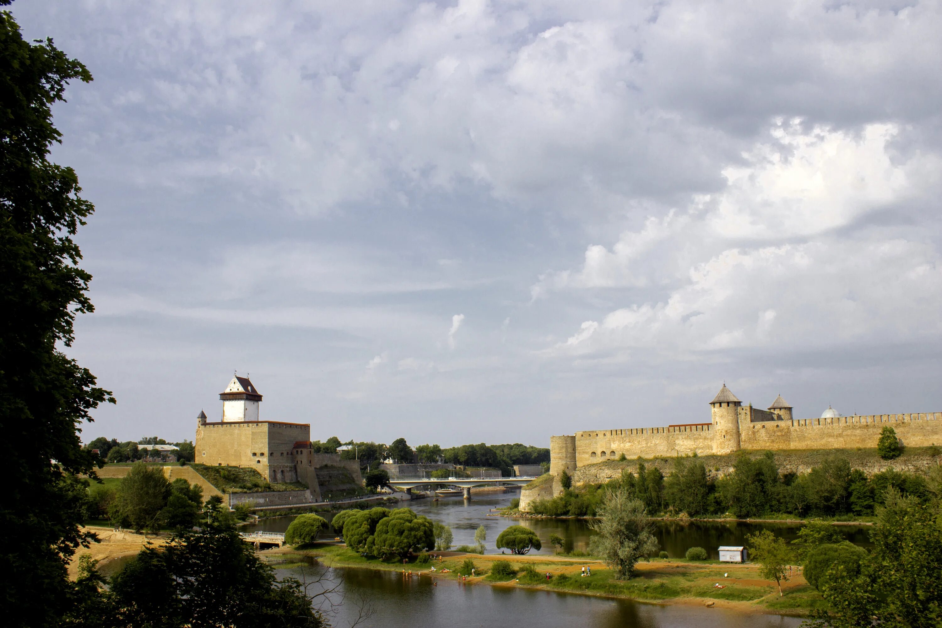 Река нарва фото File:Narva and Ivangorod castles - panoramio.jpg - Wikimedia Commons