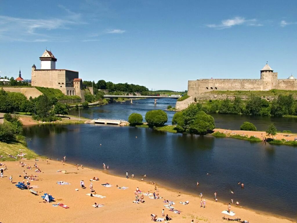 Река нарва фото Narva fortress and castle on the right, Russian town Ivangorod on the left (Jaak