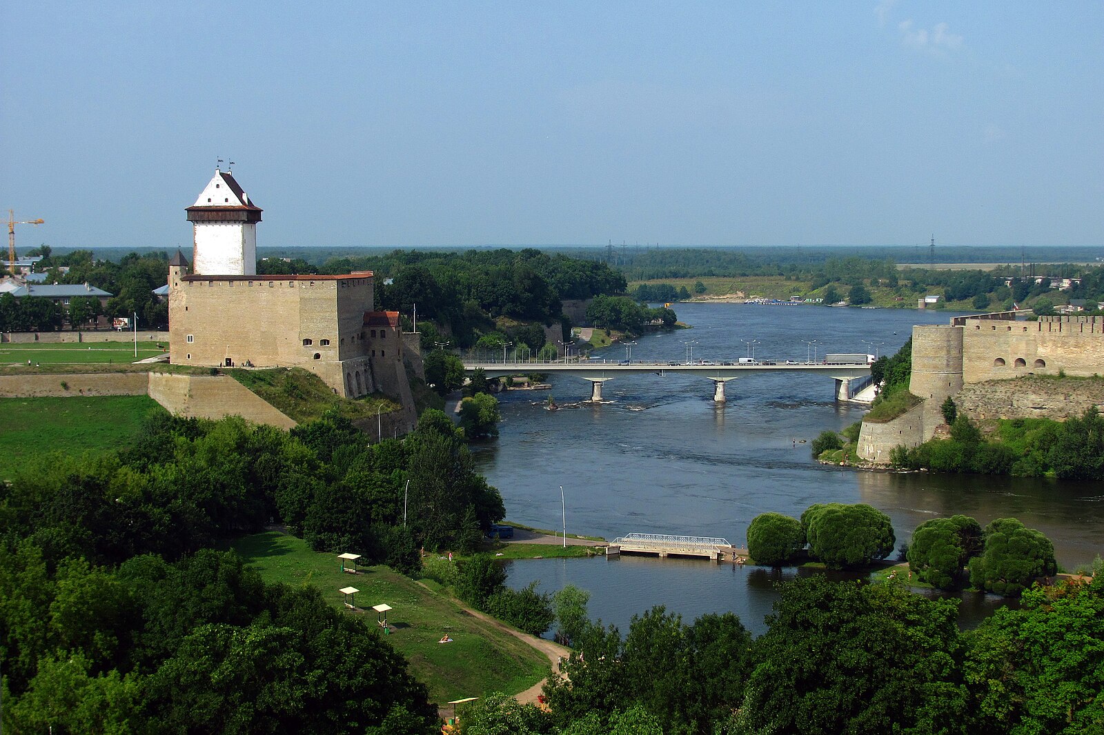 Река нарва фото File:Narva River in Narva, 2011-07.jpg - Wikimedia Commons