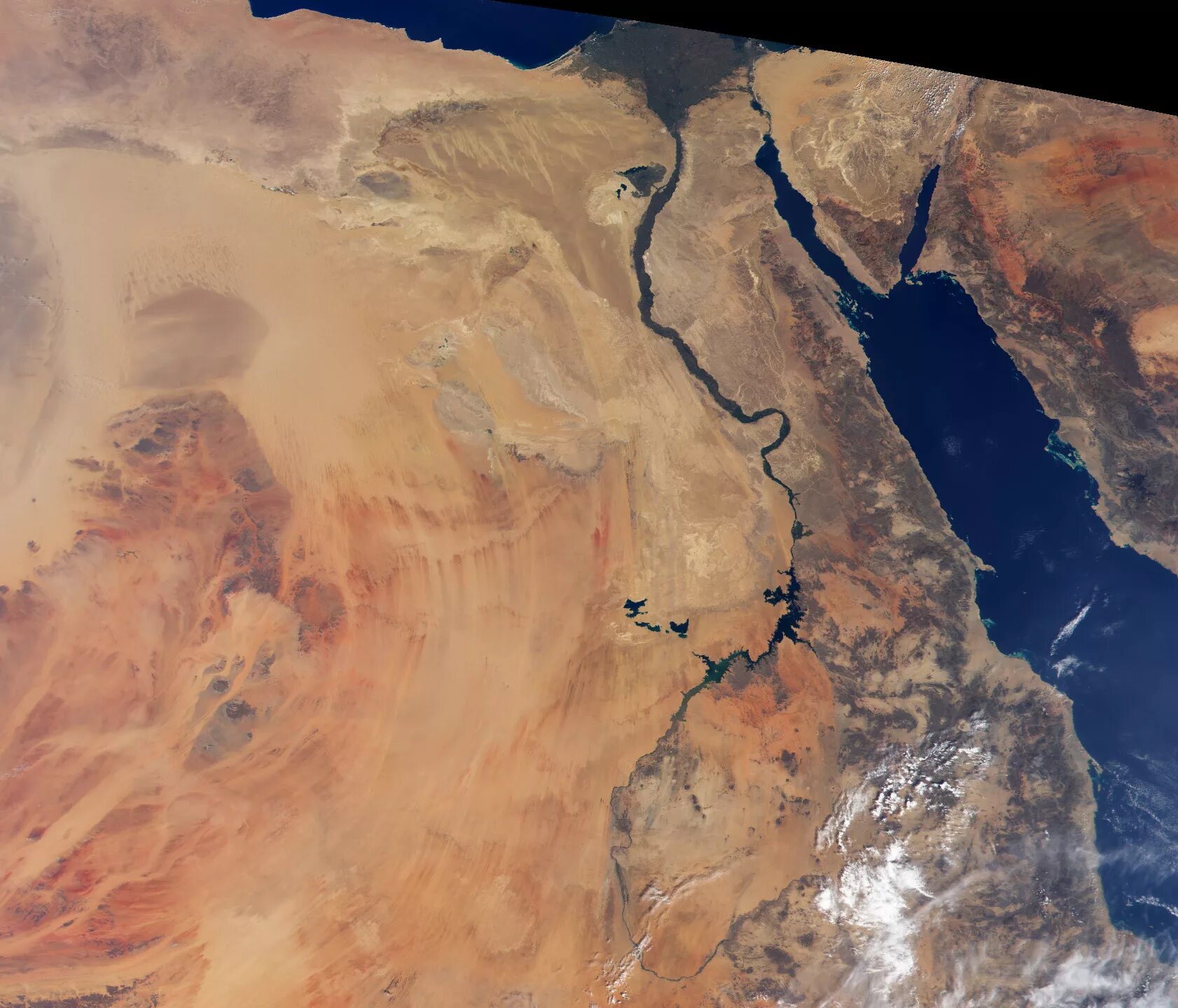 Река нил фото из космоса New Lakes in the Egyptian Desert