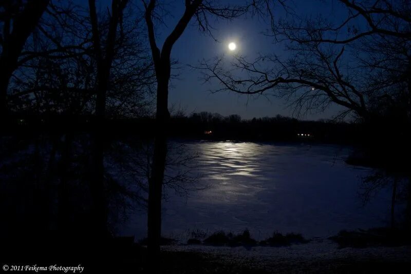 Река ночью фото Moon over lake HD phone wallpaper wallpapers.media