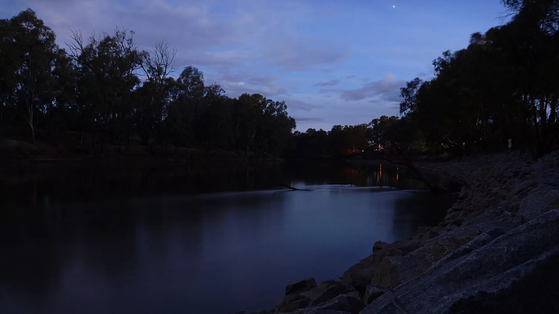 Река ночью фото A lovely wallpaper for your Linux desktop. A long exposure of the river flowing 