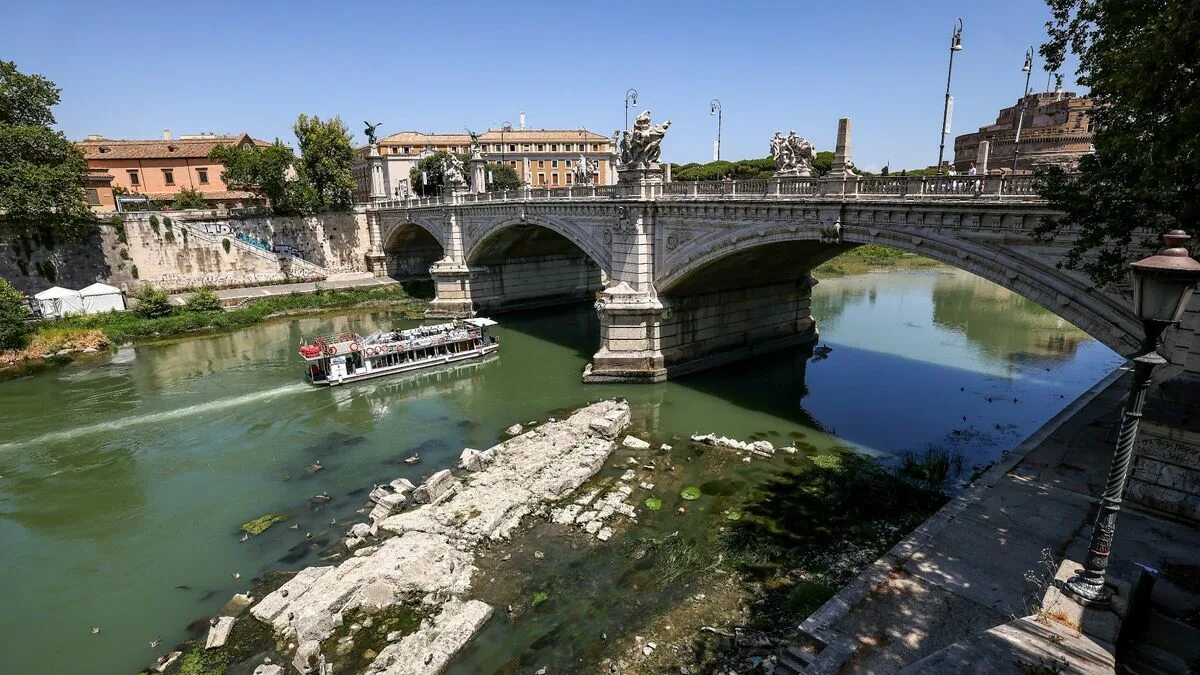 Река по италия фото Hidden ancient Roman 'Bridge of Nero' emerges from the Tiber during severe droug