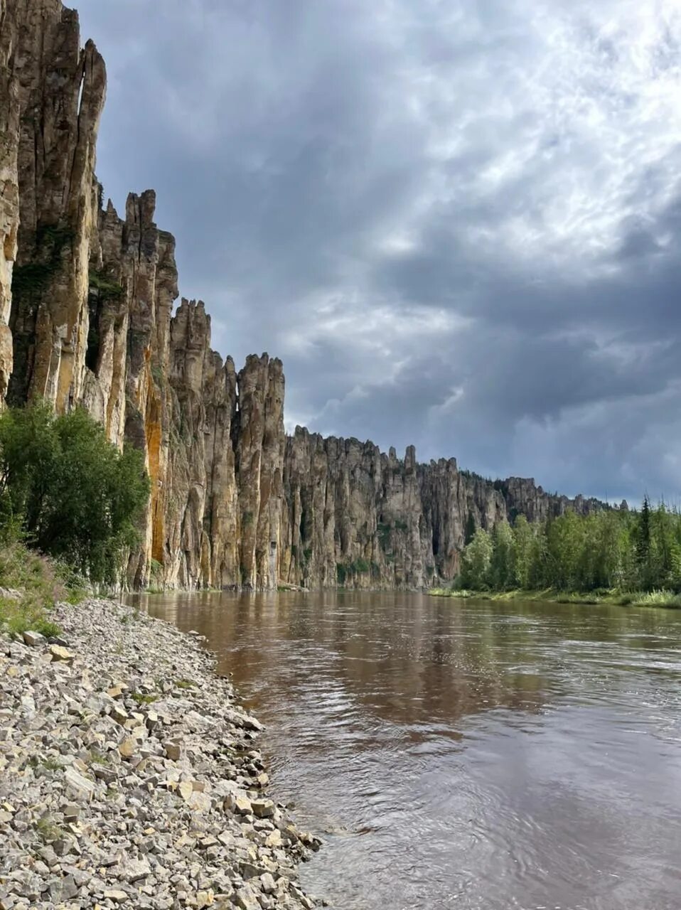 Река синяя в якутии фото Синские столбы, как каменный лес, возвышаются вдоль реки Синяя в Якутии - Magada