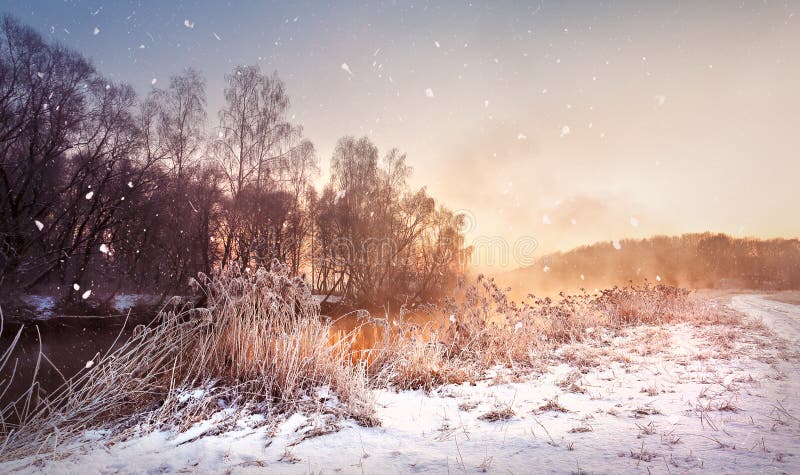 Река снежинка углегорский район фото Winter Misty Dawn on the River. Snowflakes, Snowfall Stock Image - Image of brig