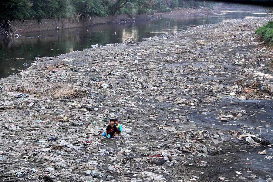 Река цитарум фото Java communities rally as clock ticks on cleanup of 'world’s dirtiest river'