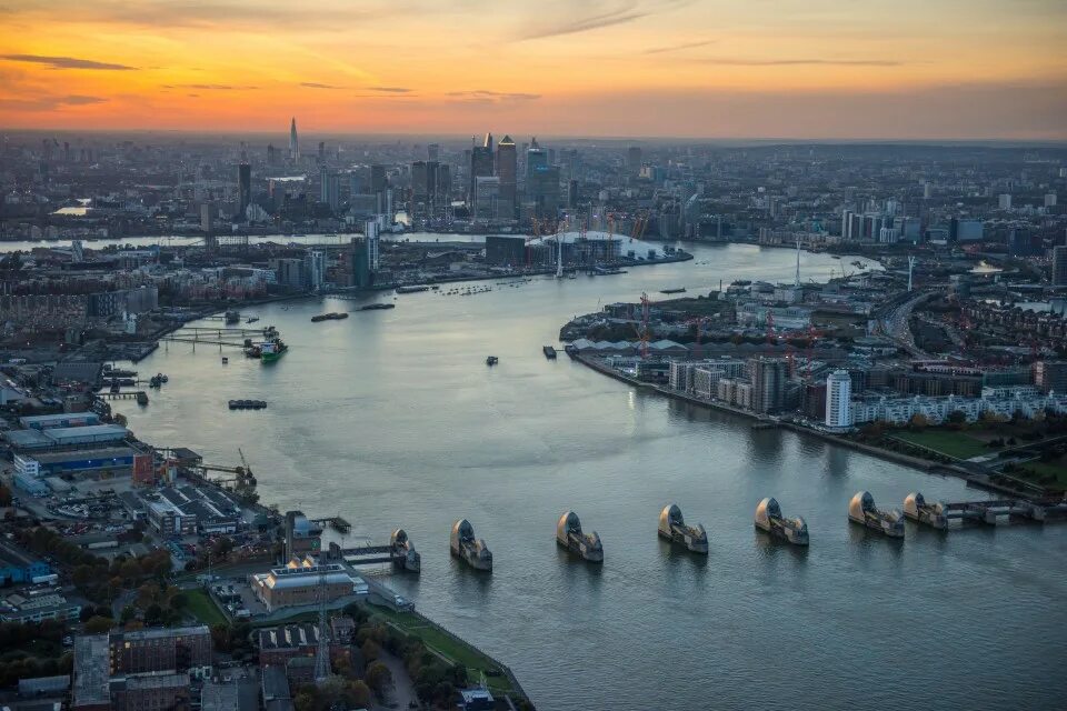 Река темза в лондоне фото Thames barrier strike risks 30ft floods around central London’s landmarks - The 