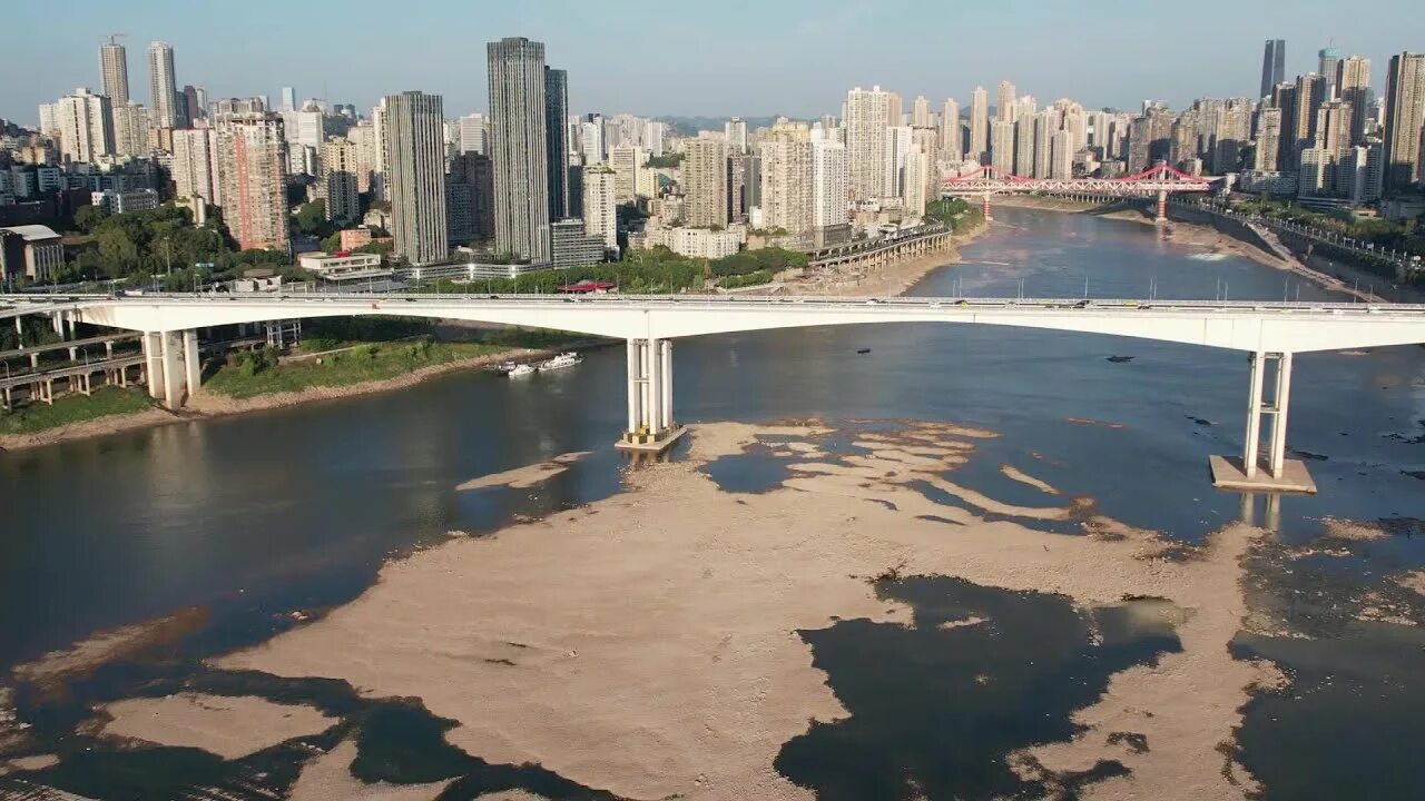 Река в китае янцзы фото Yangtze river tributary runs dry as severe drought hits China AFP - YouTube