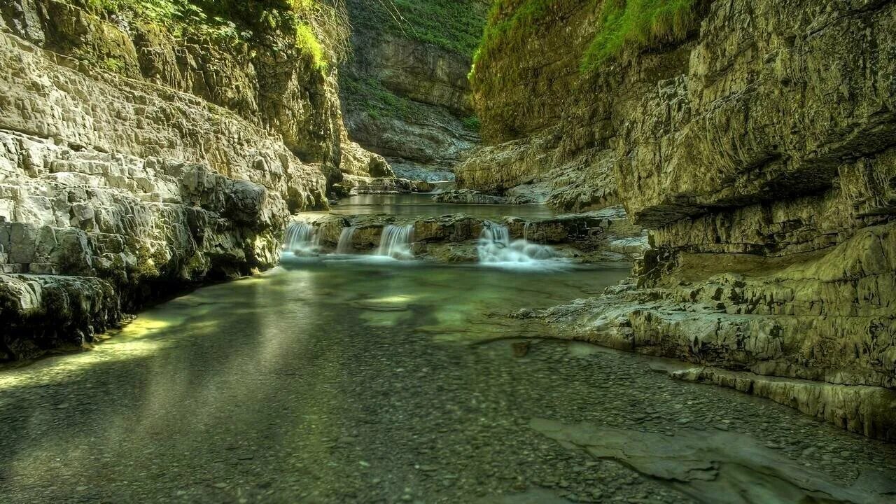 Река в ущелье фото Картина на холсте 60x110 LinxOne "Весенняя река между горами" интерьерная для до