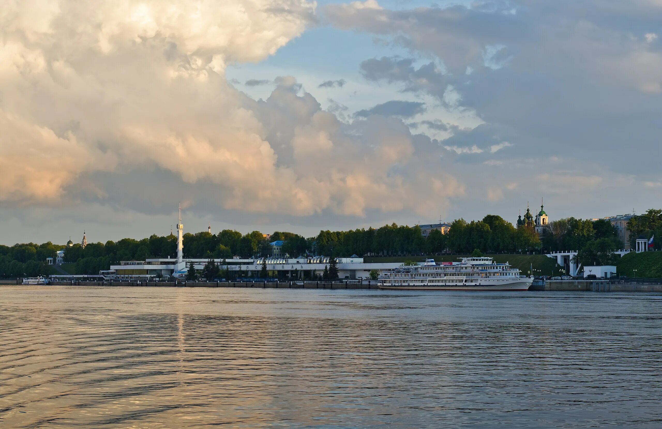 Река волга в ярославле фото Файл:Volga River. Yaroslavl P5262375 2350.jpg - Википедия