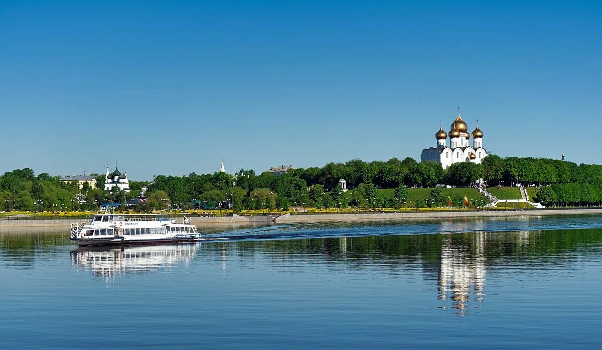 Река волга в ярославле фото File:Yaroslavl. Volga River. Cathedral of the Dormition P5212715 2200.jpg - Wiki