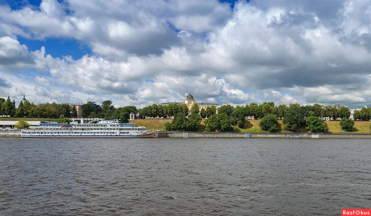 Река волга в ярославле фото Фото: Ярославль. Вид с теплохода на пристань и Волжскую набережную.. Фотолюбител