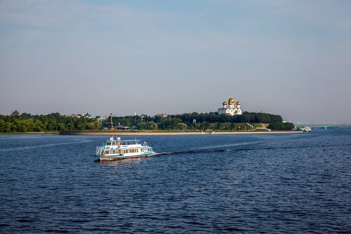 Река волга в ярославле фото В Ярославской области речной транспорт начнет курсировать с 28 апреля - МК Яросл