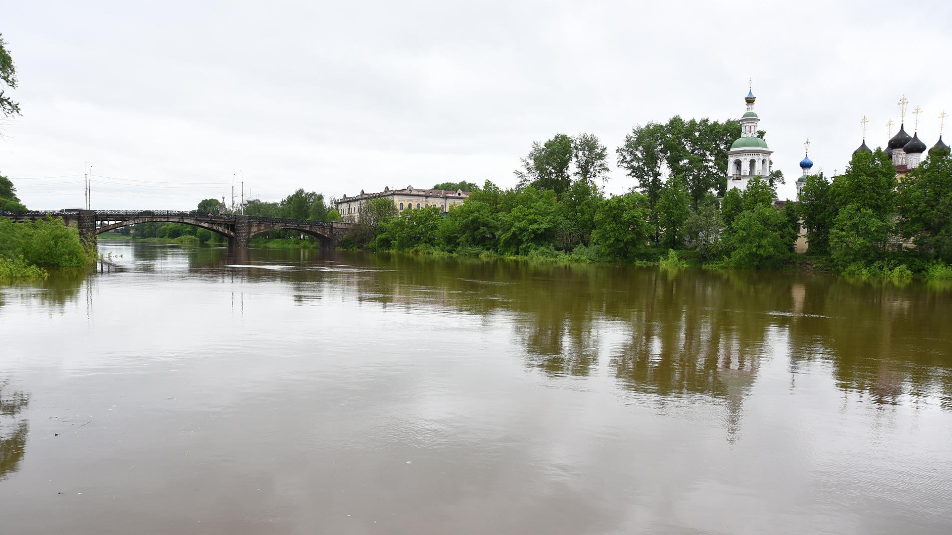 Река вологда фото Уровень воды в реке Вологде поднялся на 20 см. Дачным участкам грозит подтоплени