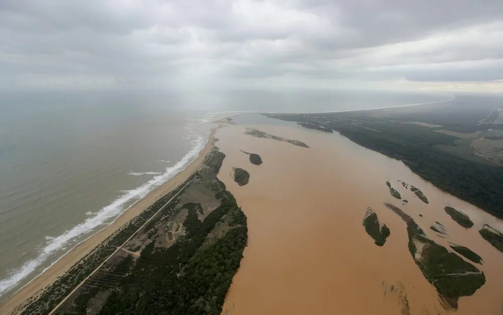 Река впадает в море фото Загрязненные воды реки Риу Доси " 24Warez.ru - Эксклюзивные НОВИНКИ и РЕЛИЗЫ