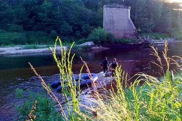 Река вьюн фото В реке Лух утонул 26-летний парень. Водолазы нашли тело погибшего в 10 метрах от