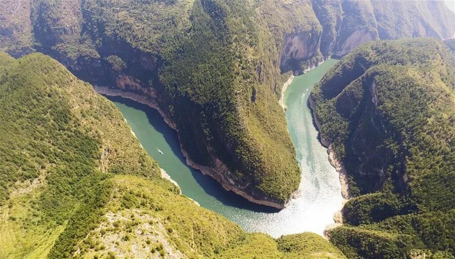 Река янцзы фото The autumn scenery of a fish head-shaped river bend at the Small Three Gorges sc