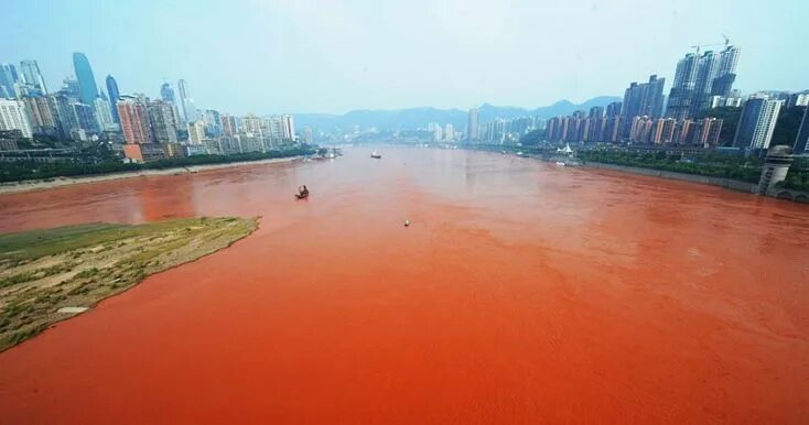 Реки китая фото Red China: a section of the Yangtze River turns red in Chongqing, China River, R